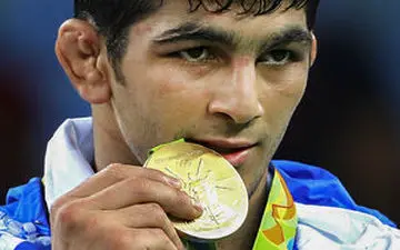 یزدانی مدال طلای آسیا را بر گردن آویخت