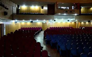 مشکلات سینماهای قدیمی در رقابت با پردیس‌های چندمنظوره + فیلم