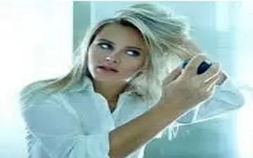  با شامپو خشک،بدون حمام موهای تمیزی داشته باشد