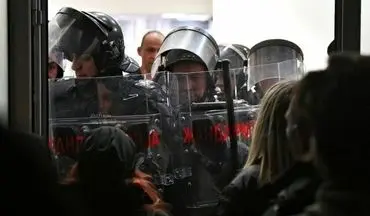 حمله مخالفان دولت صربستان به تلویزیون دولتی این کشور