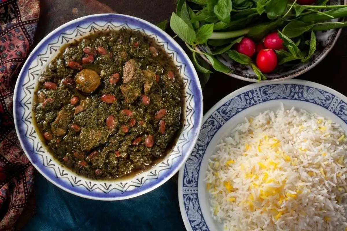 طرز تهیه قورمه سبزی جاافتاده با طعم مادربزرگ‌ها!