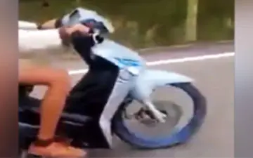 موتورسیکلت عجیبی که هر لحظه ممکن است واژگون شود! + فیلم