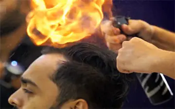اصلاح موی سر با شعله‌های آتش! + فیلم