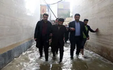  واکنش استاندار خوزستان به ویدئوی جنجالی:اینکه دستم را در آب بگیرند که نیفتم،کار خلاف شرعی است؟