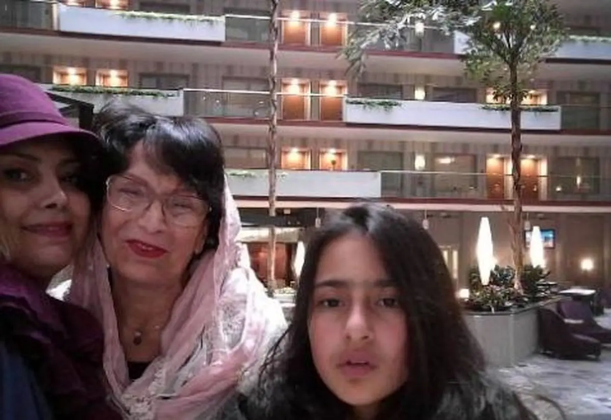 عکس لادن طباطبایی کنار مادر و دخترش