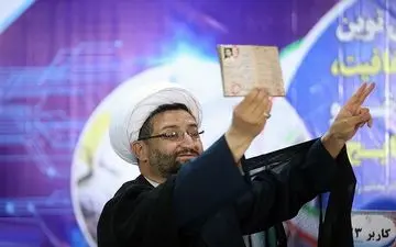 فومنی:من یک شخصیت سیاسی هستم/موضوع حمل سلاح را تکذیب می کنم 