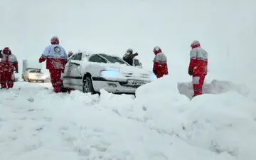 عملیات نجات پیچیده در کولاک بستان‌آباد/ نجات ۴۰ نفر گرفتار در برف و کولاک 