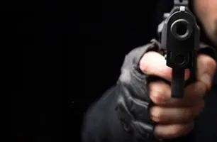 (ویدئو) شجاعت راننده در برابر سارقان: شلیک گلوله سارقان را به فرار وادار کرد!