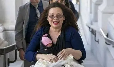 عکس/ حضور سناتور آمریکایی در سنا با نوزادش