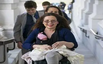 عکس/ حضور سناتور آمریکایی در سنا با نوزادش