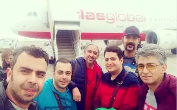 سلفی مازیار فلاحی و دوستانش در فرودگاه قبرس (عکس)
