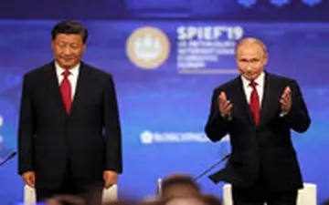  لحظه سقوط رئیس جمهور چین از روی استیج جلوی چشم پوتین