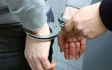 دستبند پلیس بر دستان عامل تیراندازی محله 22 بهمن کرمانشاه 