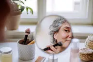  ترفندهای آرایشی برای زنان بالای ۵۰ سال؛ افتادگی پلک را اینگونه محو کنید