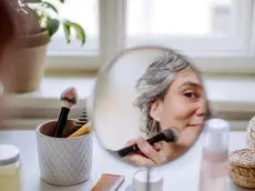  ترفندهای آرایشی برای زنان بالای ۵۰ سال؛ افتادگی پلک را اینگونه محو کنید