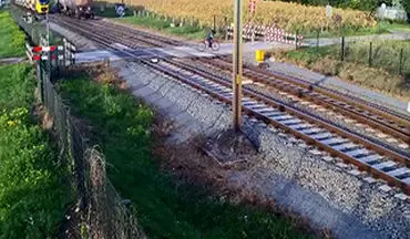 اقدام خطرناک دوچرخه سوار در عبور از تقاطع راه آهن + فیلم 