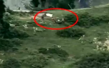 لحظه خارج کردن اجساد نظامیان پاکستانی از خاک هندوستان