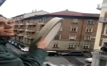 فیلم/ هنرنمایی خانواده رشتی در ایتالیا با آهنگ رعنا