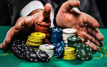 قماربازی ناموسی مرد معتاد/ او دختر جوانش را در قمار باخت!