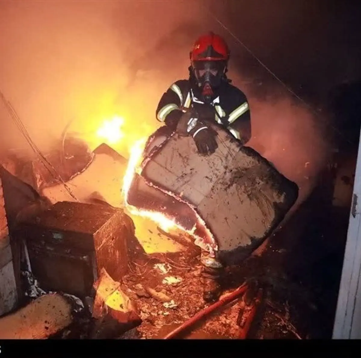 آتش سوزی هولناک در ناصر خسرو / عملیات ویژه برای آتش نشانان
