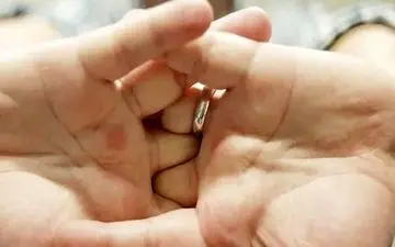 هرگز قلنج را نشکنید/ علت این صدا خروج مایع مفصلی از غضروف مفصل است