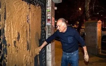  "احمد نجفی"؛ در اقدامی عجیب درب شورای صنفی نمایش را گِل گرفت