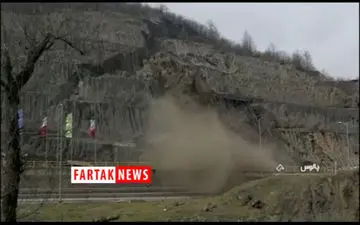 لحظه وحشتناک ریزش کوه کندوان به جاده
