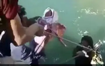  لحظات دلهره‌آور انتقال مادر و نوزاد تازه به دنیا آمده از روی رودخانه خروشان با طناب در کوهدشت