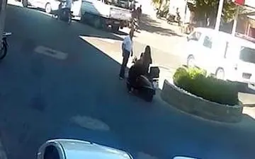 مصدوم شدن زن موتورسوار پس از دو بار تصادف با یک مرد+فیلم