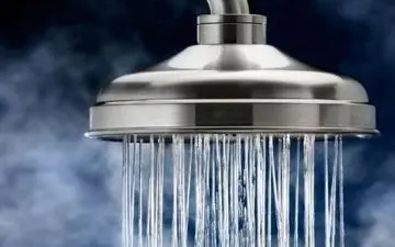 دوش آب سرد در زمستان مفید است یا خطرناک؟