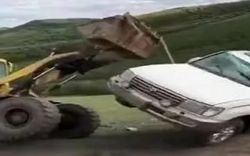 امداد رسانی به خودروی واژگون شده به سبک پت و مت! + فیلم 