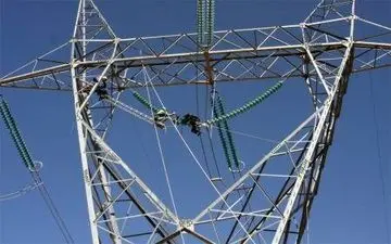 سقوط دکل برق باختر به علت رانش گردنه اسدآباد