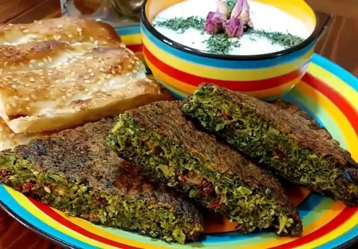 طرز تهیه کوکو سبزی پفکی؛ غذای مجلسی با طعمی بینظیر