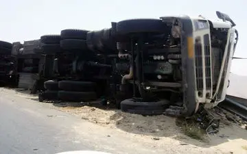 لحظه واژگونی تریلی و خلق حادثه‌ای دردناک + فیلم