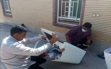 نجات کودک ۴ ساله فهرجی از داخل ماشین لباسشویی