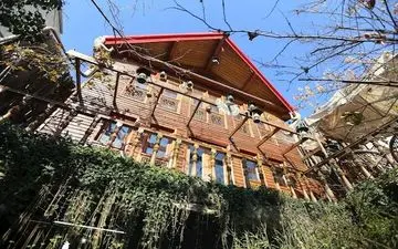 تصاویری زیبا از خانه کاملاً چوبی و لاکچری در پایتخت / فقط توی کارتون‌ها چنین خانه‌ای دیده‌اید!