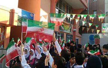 شادی جالب دانش آموزان یک مدرسه به مناسبت پیروزی انقلاب + فیلم