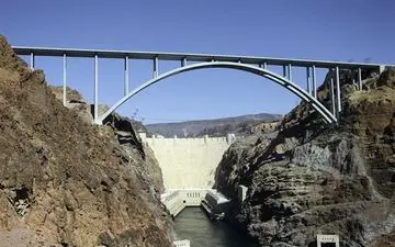 مسدود شدن یک پل در لاس وگاس توسط  فرد مسلح 