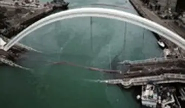لحظه سقوط پل غول‌پیکر روی قایق‌های ماهیگیری