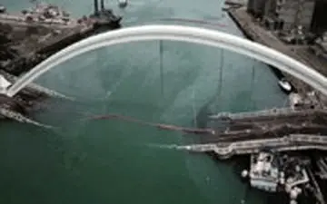 لحظه سقوط پل غول‌پیکر روی قایق‌های ماهیگیری