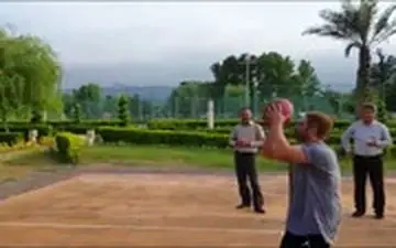 نمایش محمدرضا گلزار در زمین بسکتبال