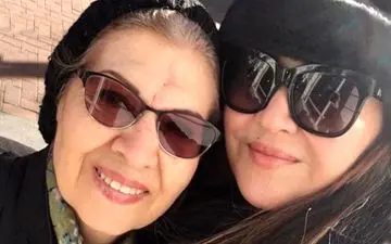 نیکی کریمی در کنار مادرش