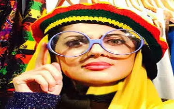 پوشش و گریم جالب هلیا امامی و میترا حجار در یک نمایش