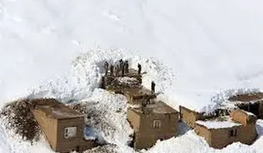 یک خانه روستایی زیر بهمن مدفون شد