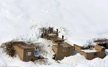 یک خانه روستایی زیر بهمن مدفون شد