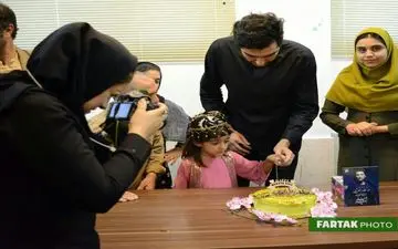 اختصاصی/ تصاویری دیدنی ازجشن تولد هنرمند معروف در کنار محرومان