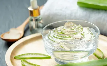 ۴ دستور ساده برای درست کردن ژل موی خانگی برای مقابله با خشکی و وز مو
