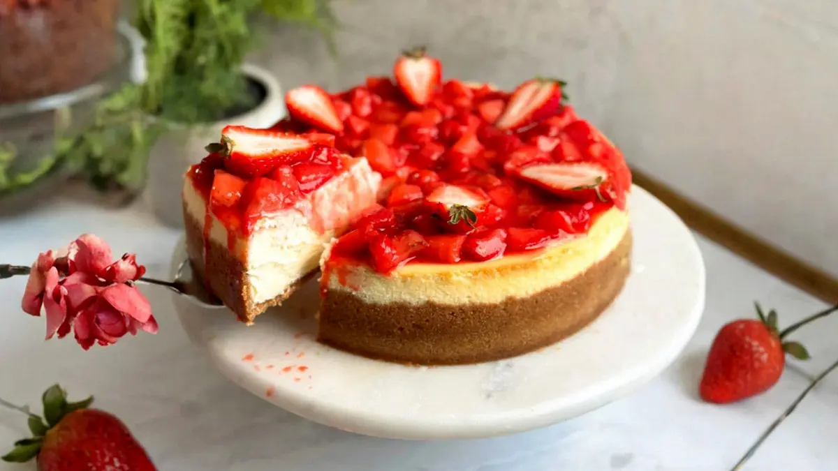طرز تهیه چیز کیک توتفرنگی بدون فر!