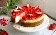 طرز تهیه چیز کیک توت‌فرنگی بدون فر!