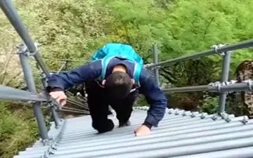 صعود هر روزه روستاییان به قله برای رسیدن به مقصد